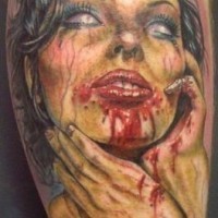 Gruseliger und detaillierter blutiger weiblicher Zombie Tattoo am Arm