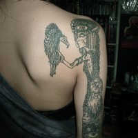Gruselige schwarze fantastische Hexe Tattoo an der Schulter mit Vogel