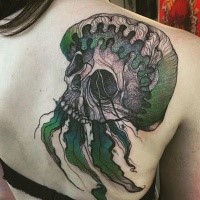 Tatuaje de escapulario de estilo punto espeluznante de cráneo humano con hojas