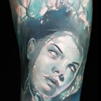 Tatuaje  de chica ahogada en el agua