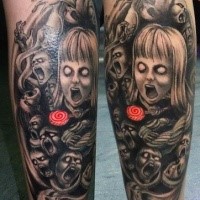 Gruseliges im Horror Stil schwarzes und weißes Bein Tattoo von verschiedenen Monstern mit Lutscher