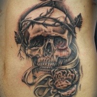 Gruselig aussehendes schwarzes und graues Seite Tattoo von menschlichem Schädel mit Knochen und blutigen Augen