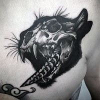 Gruselig aussehendes schwarzes und weißes Brust Tattoo mit Schädelknochen der Katze