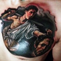 Gruselig aussehendes farbiges Brust Tattoo des Mannes mit dem abgetrennten Kopf des Dämons