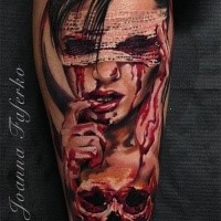 Horrorstil gruselig aussehend farbiger Tattoo der verdammten Frau mit Maske