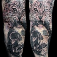 Tatuagem de braço detalhada assustador olhando de leopardo com três olhos e crânio humano