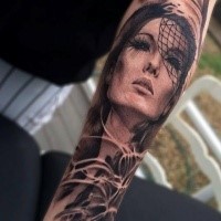 Gruselig aussehend kleinteiligt Unterarm Tattoo des weiblichen Gesichtes