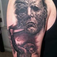 Tatuaje  de michael myers terrorífico en el brazo