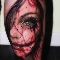 raccapricciante zombie mostro colorato di sangue ragazza tatuaggio su gamba