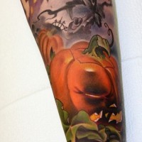 Tatuaje en el antebrazo,
calabaza con cuervo, tema Halloween