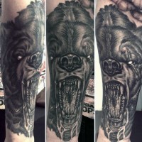 Gruseliger sehr detaillierter schwarzer dämonischer Bär Tattoo am Arm