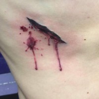 Tatuaje  de herida sangrienta en el cosado