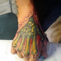 Tatuaje en la mano, 
huesos verdes de zombi, idea interesante