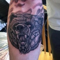raccapricciante zombie nero e bianco testa di orso tatuaggio su braccio