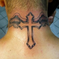 Tatuaje en el cuello, cruz con alas preciosa