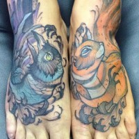 Krähe und Eichhörnchen gemaltes Tattoo am Fuß