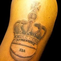 Krone und Basketball am Arm Tattoo