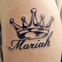 corona e nome Maria tatuaggio