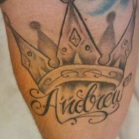 corona tatuaggio con scrittura gotica