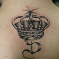 Tatuaje  de corona con letra s