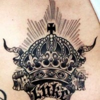 corona con corna tatuaggio per uomo