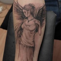 Tatuaje en el antebrazo,
chica con alas hermosa