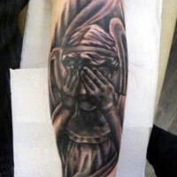 Weinender Engel Tattoo an der Hand