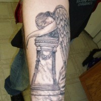 angelo ragazza piangendo su postazione tatuaggio su braccio