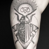 Kult Stil großes schwarzes  mystisches Tattoo mit Insekt am Arm