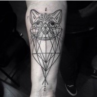 Tatuagem de antebraço estilo culto preta de cabeça de gato com figuras geométricas