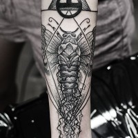 Kult Stil kleines schwarzes Insekt mit mystischer Pyramide Tattoo am Arm