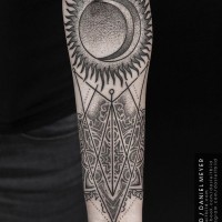 culto stilizzato meta sole meta luna con ornamento tatuaggio su braccio