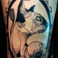 particolare stilizzato dipinto ritratto di gatto con fiore tatuaggio nero e bianco su braccio