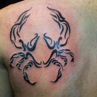 Tatuaje en el hombro, cangrejo negro increíble tribal