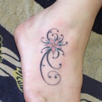 bel fiore dipinto riccioli tatuaggio su piede di femmina