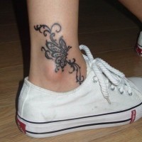 arricciata semplice farfalla tatuaggio su caviglia