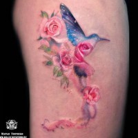 Tatuaje en el muslo, 
 pájaro magnífico con flores rosadas