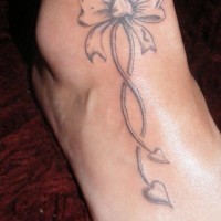 carino fiocco con due cuori tatuaggio su piede