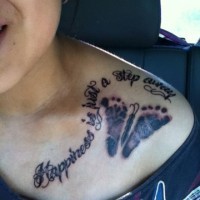 Tatuaje en el hombro, huellas con inscripción