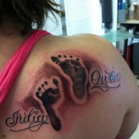 carino piede di bambino tatuaggio su spalla con scritto