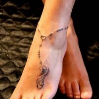 bella catena di perline con piume e cuore tatuaggio su caviglia