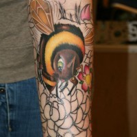 Design Tattoo von süßer Biene am  Unterarm