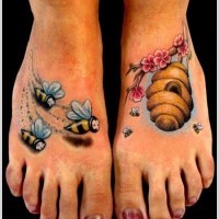 Tatuaje en los pies, abejas vuelan a la colmena