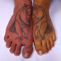 Tatuaje de aves extraños en los pies