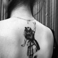 Tatuaje en la espalda,
chica Alicia adorable  de colores negro blanco