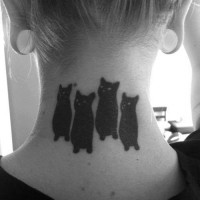 Tatuaggio curioso sul collo quattro gatti neri