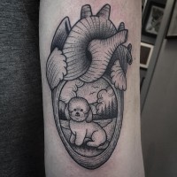 Tatuaje en el antebrazo,  corazón humano con perro pequeño dulce en él