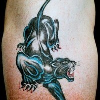 Tattoo eines schönen  schwarzen Panther an der Schulter