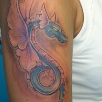 Tatuaje en el brazo, dragón lindo azul con alas rosas