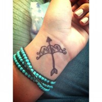 Tatuaje en la muñeca,  arco y flecha graciosos